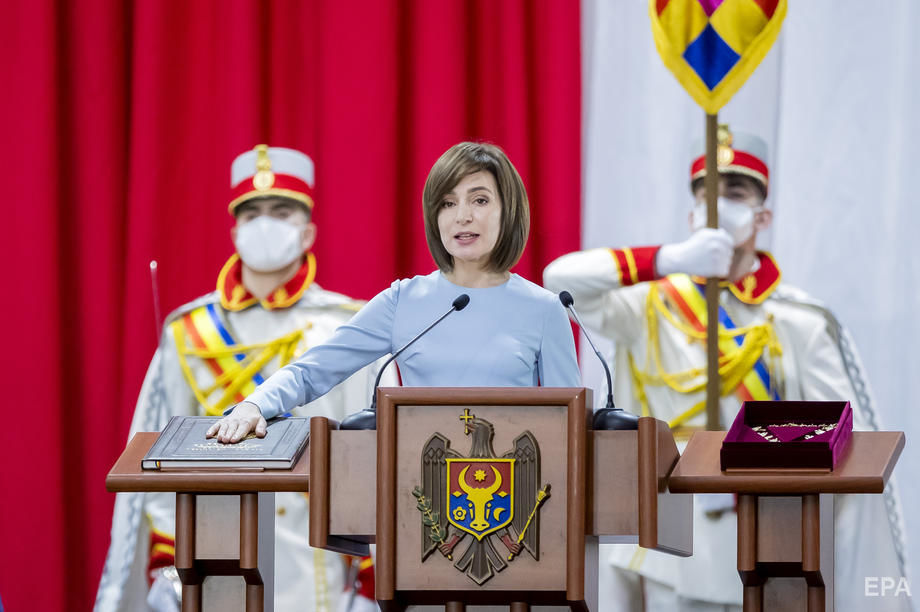 Санду стала президентом Молдовы, Додон на ее инаугурацию пришел с цветами. Фоторепортаж 3