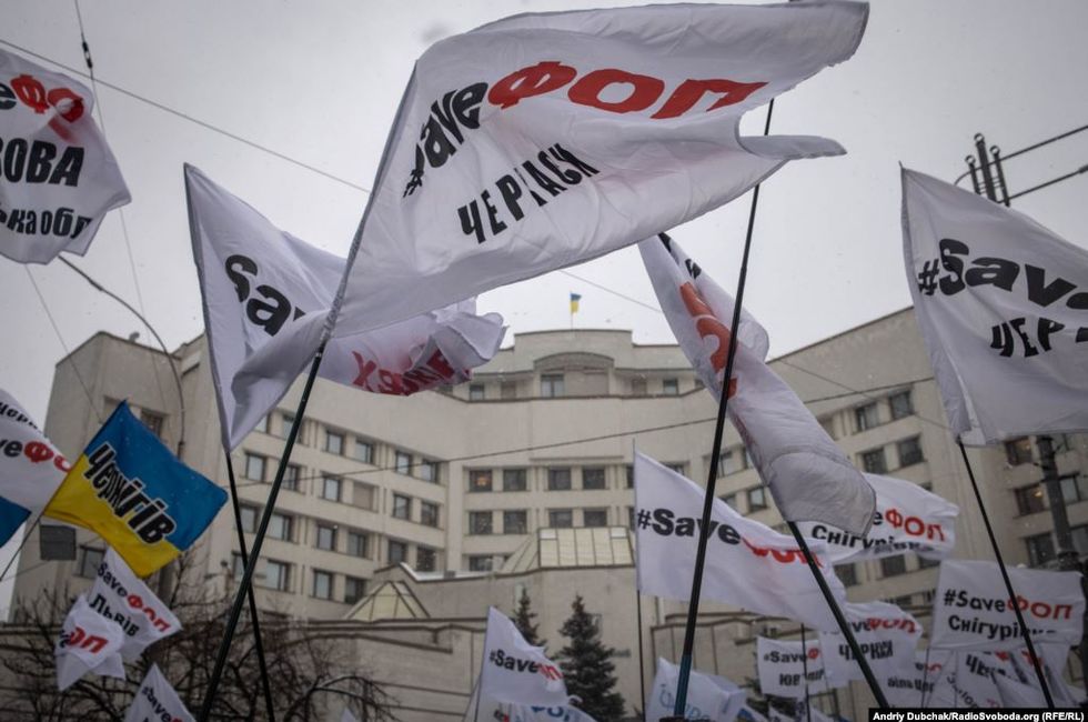 В Киеве снова протестовали предприниматели, в этот раз ходили к посольству США. Фоторепортаж 10