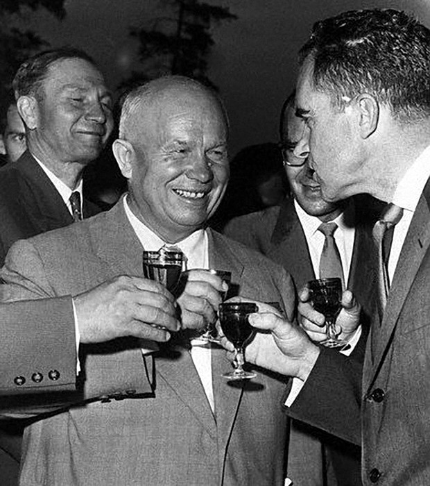 1959 год. Никита Хрущев и Ричард Никсон (на тот момент вице-президент США) на Американской национальной выставке в парке 