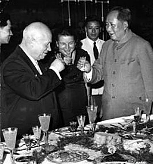 Никита Хрущев с ценителем рисовой водки Мао Цзэдуном