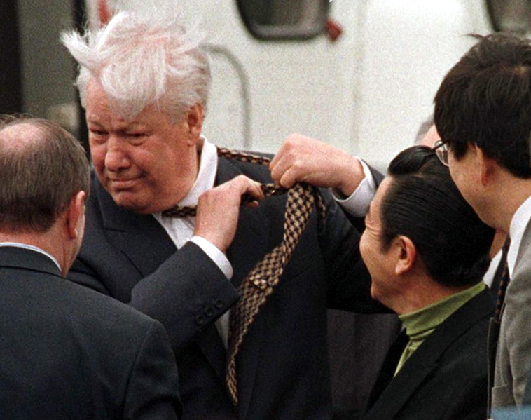 Пьяные выходки Бориса Ельцина сорвали не одно международное мероприятие. Однажды в Ирландии, куда российский лидер прибыл с визитом, он даже не смог сойти с самолета --- мертвецки напился и спал.