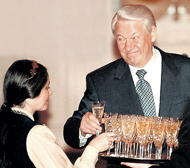 Больше всего Ельцин любил смешивать водку с шампанским – коктейль 