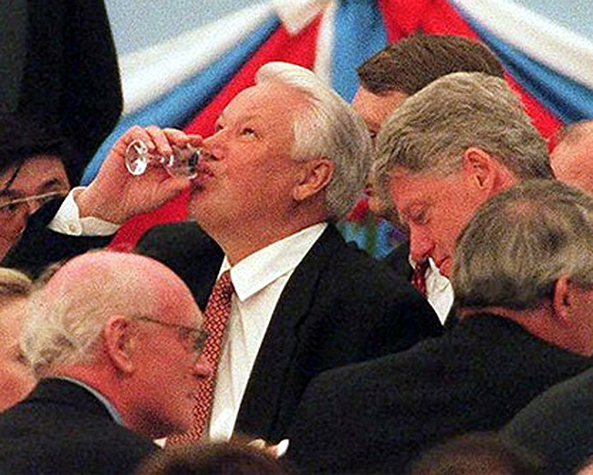 Ходят слухи, что в 1989 году Ельцин посетил США, куда его позвали читать лекции о советском обществе и политике. Едва сойдя с трапа самолета, он подошел к шасси, помочился на него и направился со всеми здороваться за руку.