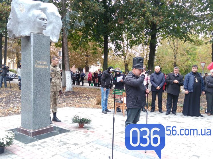 Памятник бандере в украине фото