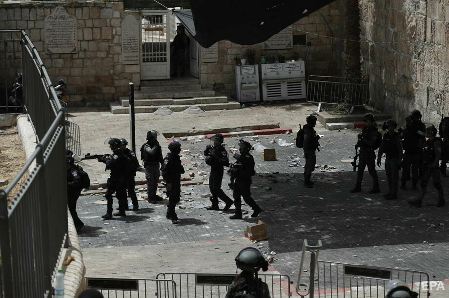 На Храмовой горе в Восточном Иерусалиме вспыхнули беспорядки. Фоторепортаж 15