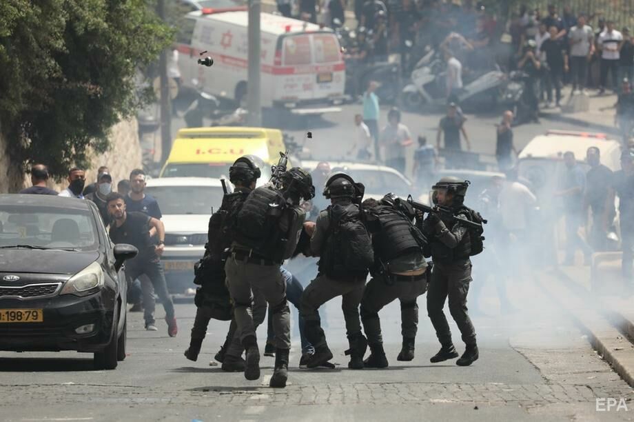 На Храмовой горе в Восточном Иерусалиме вспыхнули беспорядки. Фоторепортаж 16