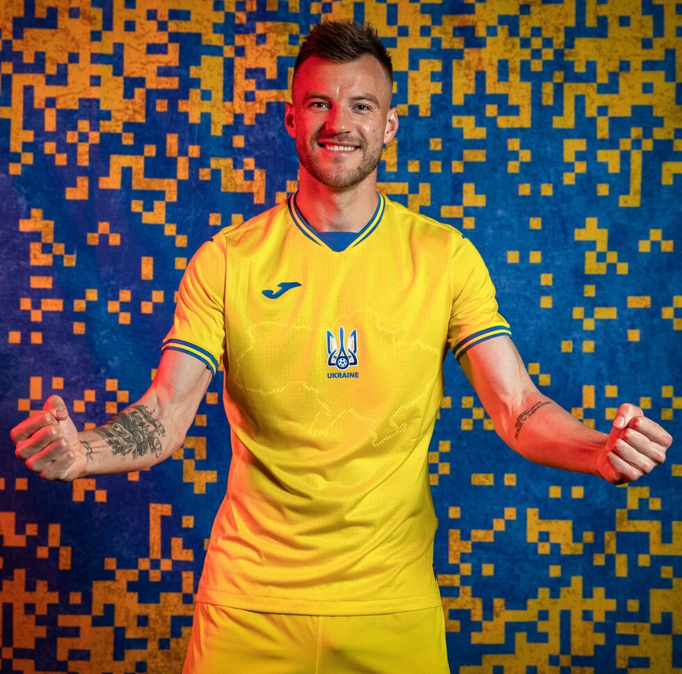 На Евро 2020 украинцы будут играть в футболках с картой Украины. Фоторепортаж 1
