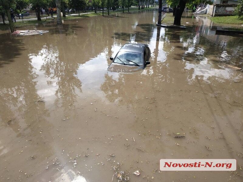 В центре Николаева после ливня утонули десятки автомобилей. Фоторепортаж 1