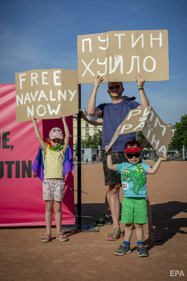 "Путін" із наколкою Сталіна прийшов на мітинг на підтримку Навального в Женеві. Фоторепортаж 10