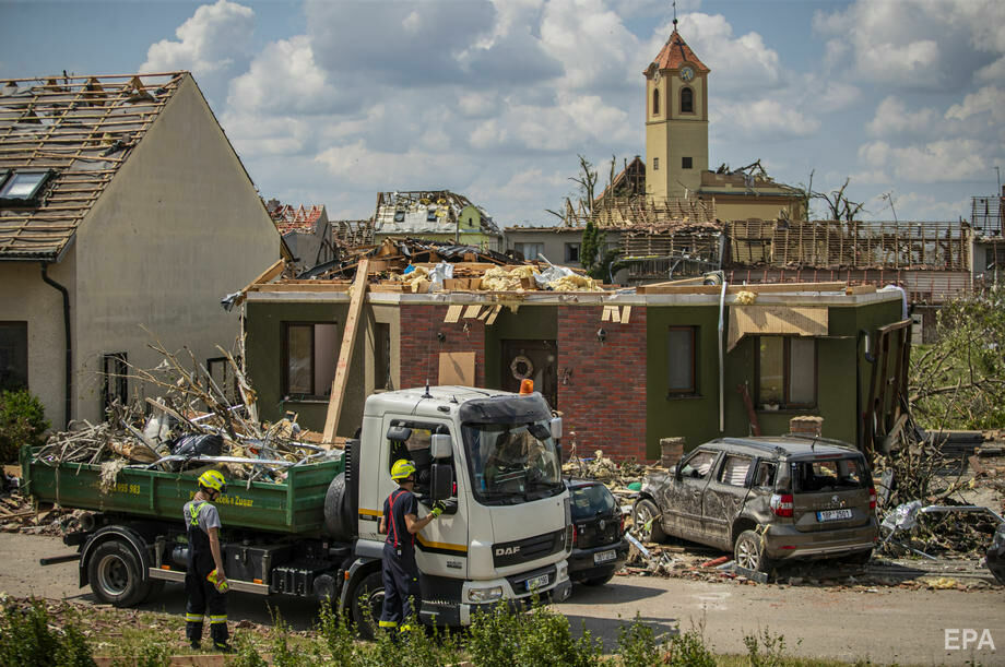 В Чехии пронесся разрушительный торнадо, есть погибшие. Фоторепортаж 1