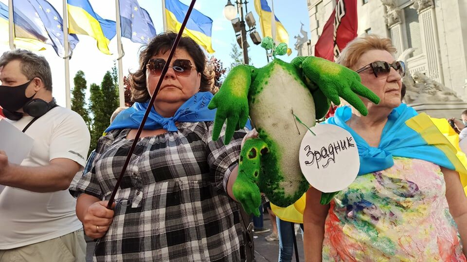 "Зелю геть", "Єрмака – у Сибір". Активісти під ОП вимагають відставки Зеленського через його заяви про вагнерівців. Фоторепортаж 2