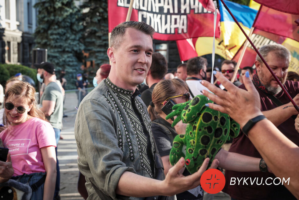 "Зелю геть", "Єрмака – у Сибір". Активісти під ОП вимагають відставки Зеленського через його заяви про вагнерівців. Фоторепортаж 7