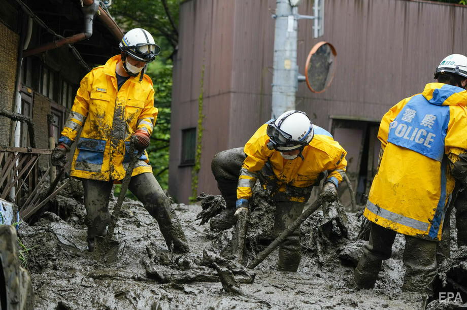 Четыре человека погибли, более 60 ищут спасатели спустя два дня после селевого оползня в Японии. Фоторепортаж 1