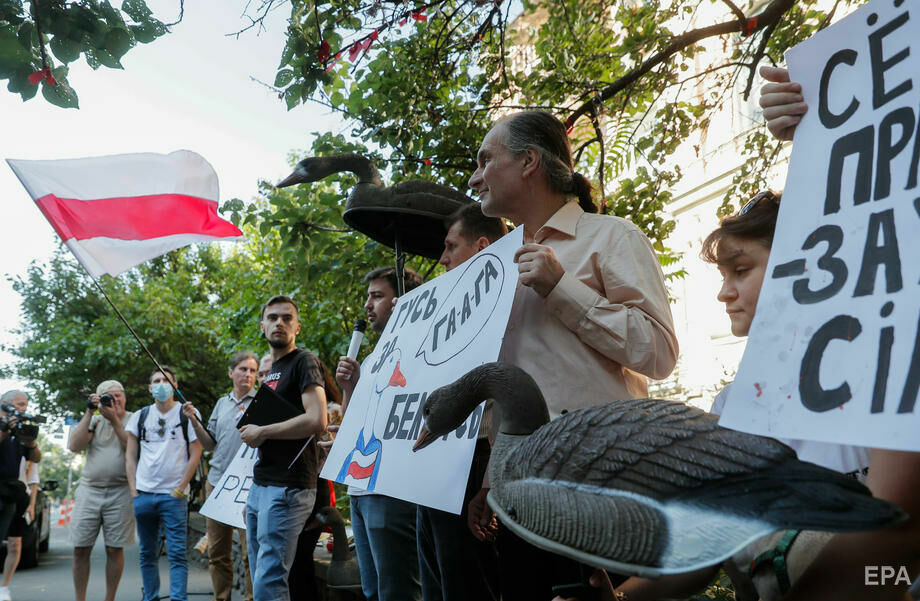 У Києві відбулася акція "Гусь за Білорусь". Фоторепортаж 5