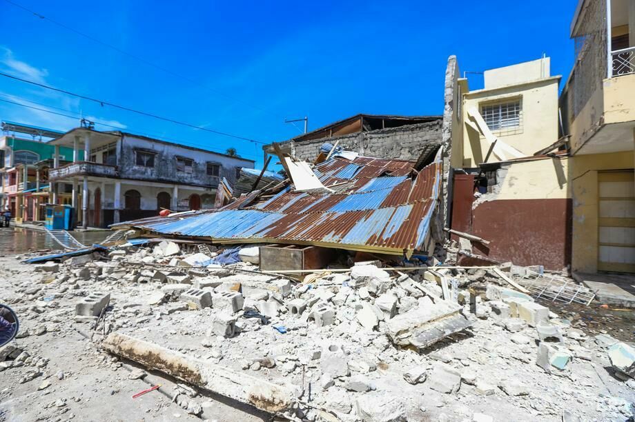 Жертвами землетрясения на Гаити стали более 200 человек. Фоторепортаж 1