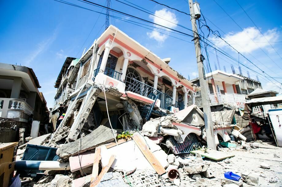 Жертвами землетрясения на Гаити стали более 200 человек. Фоторепортаж 2