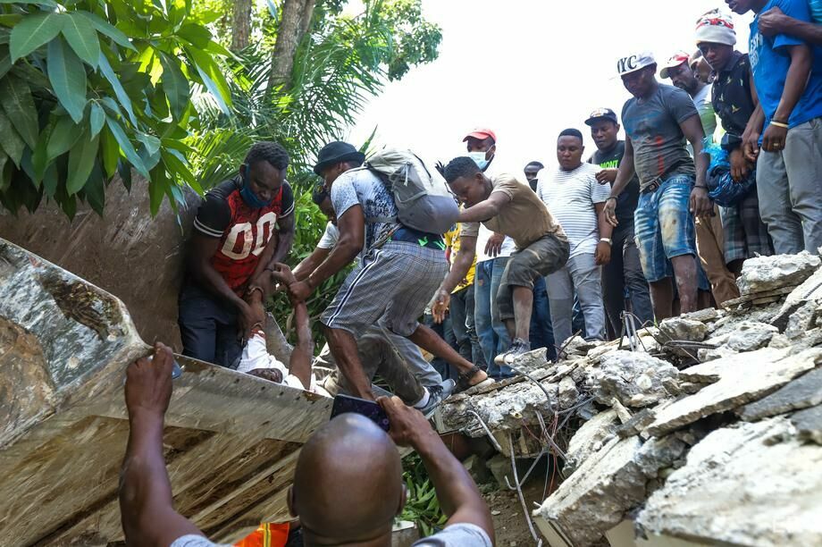 Жертвами землетрясения на Гаити стали более 200 человек. Фоторепортаж 4