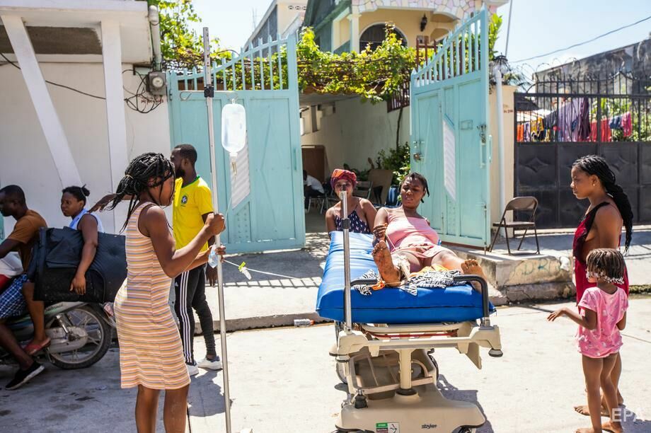Жертвами землетрясения на Гаити стали более 200 человек. Фоторепортаж 5