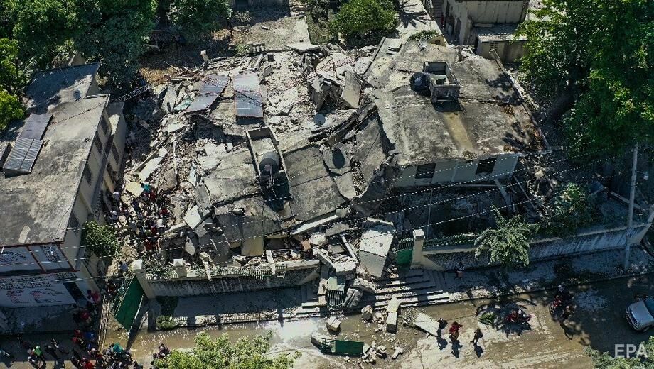 Жертвами землетрясения на Гаити стали более 200 человек. Фоторепортаж 6