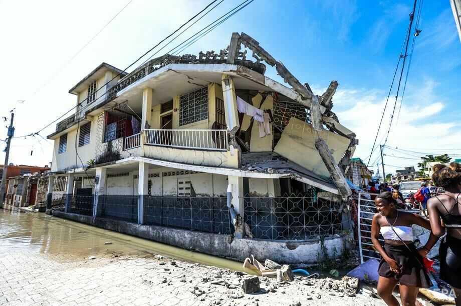 Жертвами землетрясения на Гаити стали более 200 человек. Фоторепортаж 7