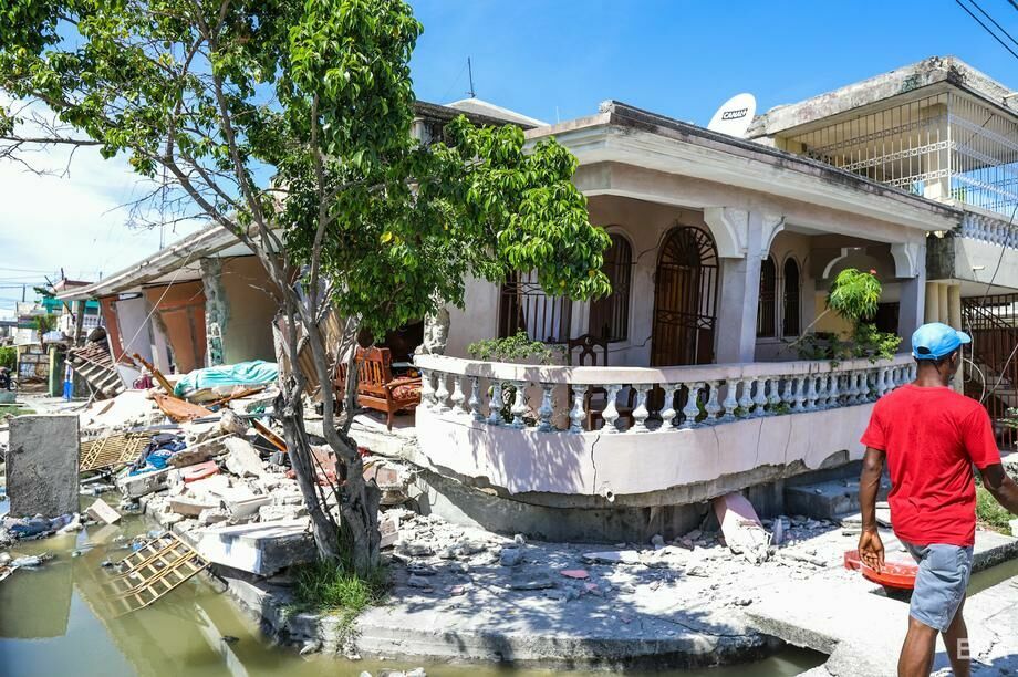 Жертвами землетрясения на Гаити стали более 200 человек. Фоторепортаж 9