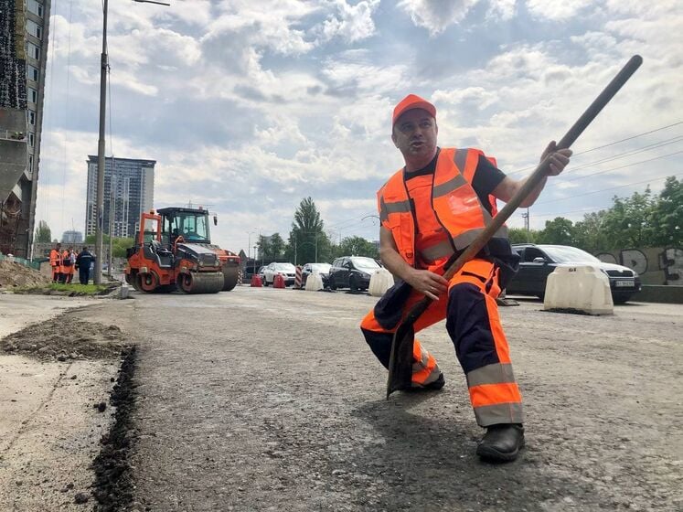 Виктор Павлик исполнил свою детскую мечту стать водителем асфальтового катка. Вместе с работниками коммунального предприятия "Киевавтодор" певец несколько часов укладывал асфальт на ул. Борщаговской в Киеве