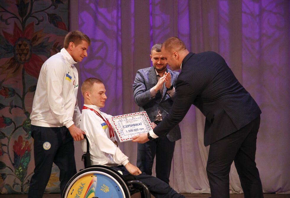 Глава Полтавской ОГА Синегубов вручил олимпийцам и паралимпийцам области премии на сумму более 11 млн грн 2