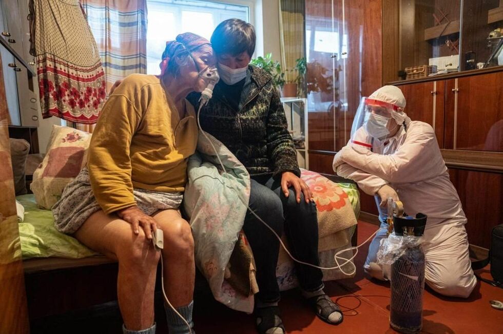 Фотограф ЮНИСЕФ показал, как харьковчане лечатся от COVID-19 в стационаре, в реанимации и дома. Фоторепортаж 6