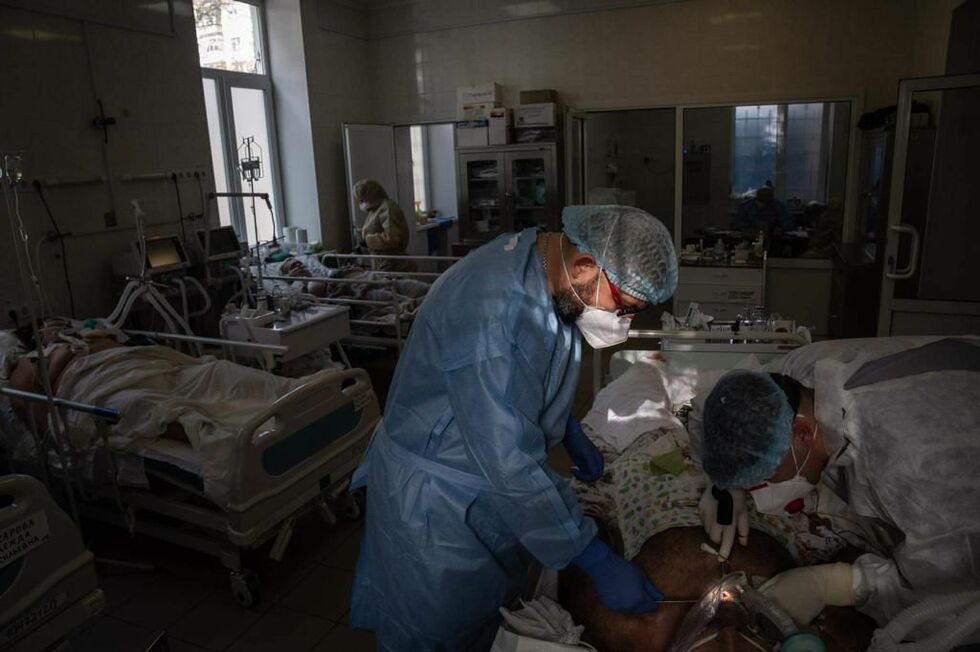 Фотограф ЮНИСЕФ показал, как харьковчане лечатся от COVID-19 в стационаре, в реанимации и дома. Фоторепортаж 13