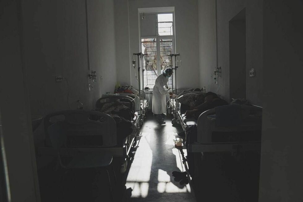 Фотограф ЮНИСЕФ показал, как харьковчане лечатся от COVID-19 в стационаре, в реанимации и дома. Фоторепортаж 16
