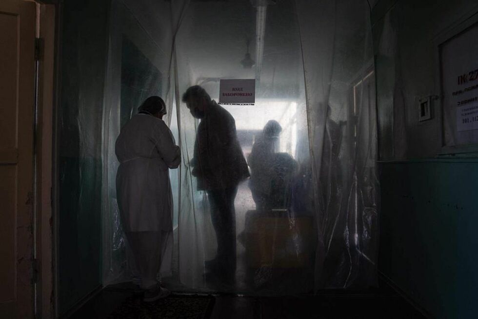 Фотограф ЮНИСЕФ показал, как харьковчане лечатся от COVID-19 в стационаре, в реанимации и дома. Фоторепортаж 18