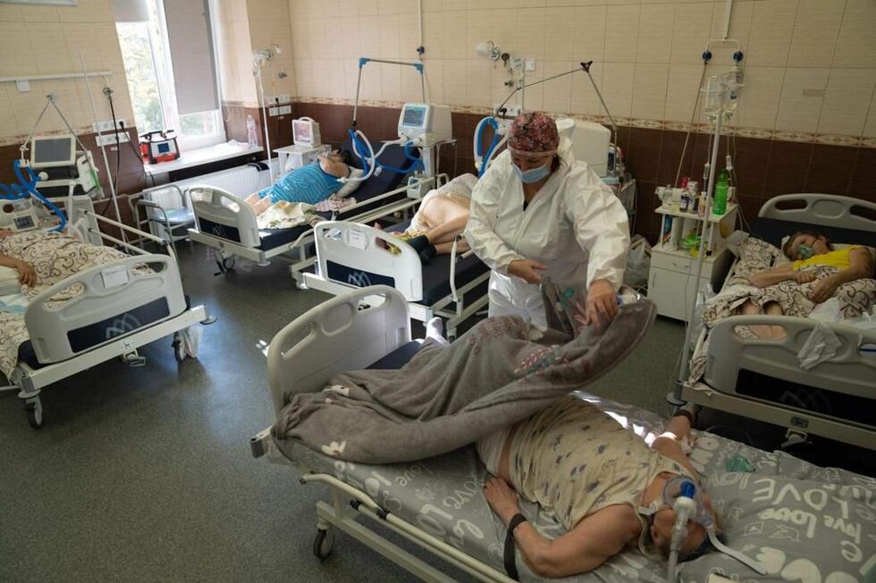 Фотограф ЮНИСЕФ показал, как харьковчане лечатся от COVID-19 в стационаре, в реанимации и дома. Фоторепортаж 31