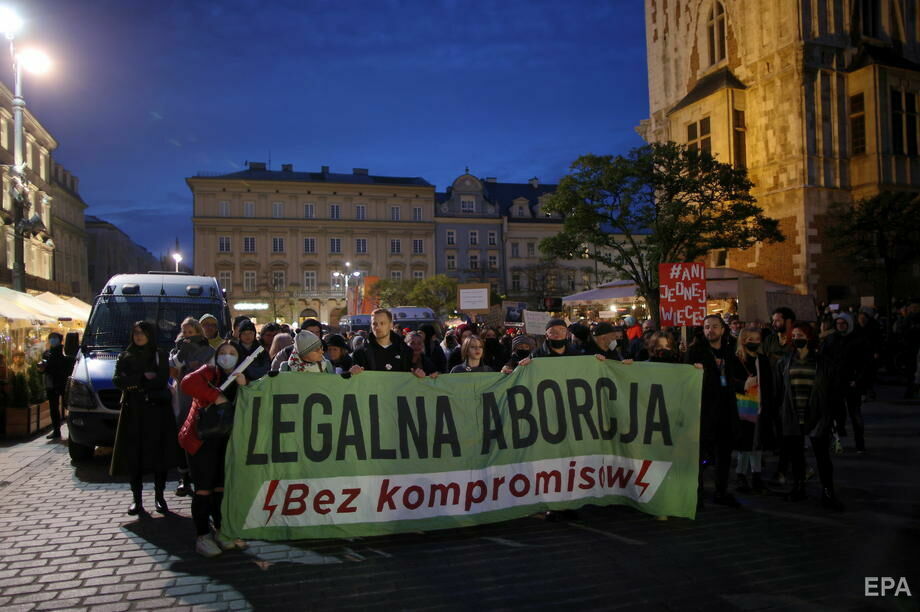 "Більше жодної". У Польщі після смерті вагітної, якій лікарі відмовилися робити аборт, відбулися масові протести. Фоторепортаж 11