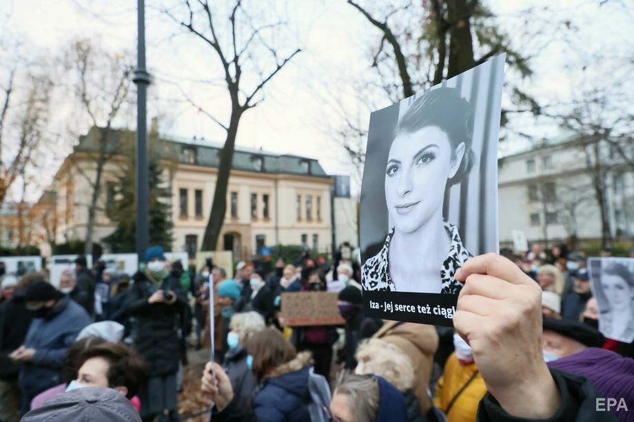 "Більше жодної". У Польщі після смерті вагітної, якій лікарі відмовилися робити аборт, відбулися масові протести. Фоторепортаж 3