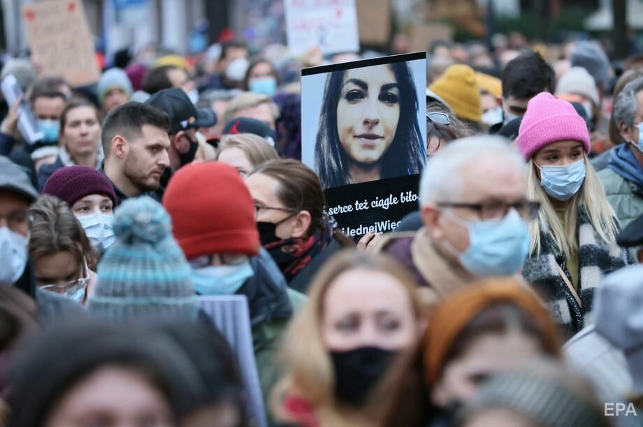 "Більше жодної". У Польщі після смерті вагітної, якій лікарі відмовилися робити аборт, відбулися масові протести. Фоторепортаж 6