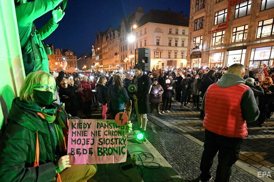 "Більше жодної". У Польщі після смерті вагітної, якій лікарі відмовилися робити аборт, відбулися масові протести. Фоторепортаж 16
