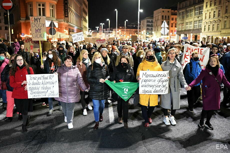 "Більше жодної". У Польщі після смерті вагітної, якій лікарі відмовилися робити аборт, відбулися масові протести. Фоторепортаж 17