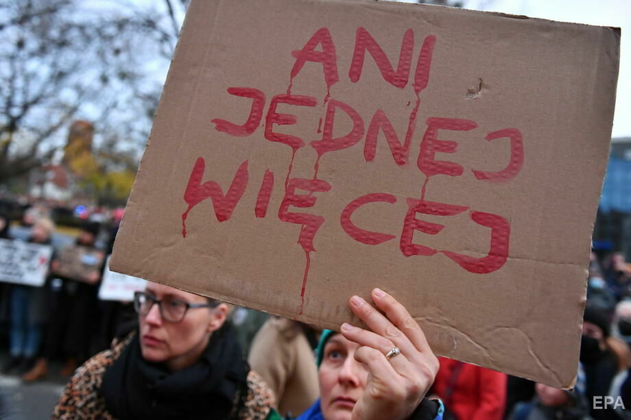 "Більше жодної". У Польщі після смерті вагітної, якій лікарі відмовилися робити аборт, відбулися масові протести. Фоторепортаж 19