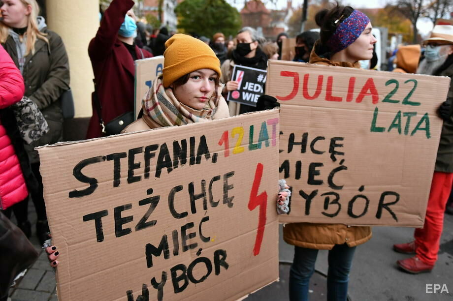 "Більше жодної". У Польщі після смерті вагітної, якій лікарі відмовилися робити аборт, відбулися масові протести. Фоторепортаж 20