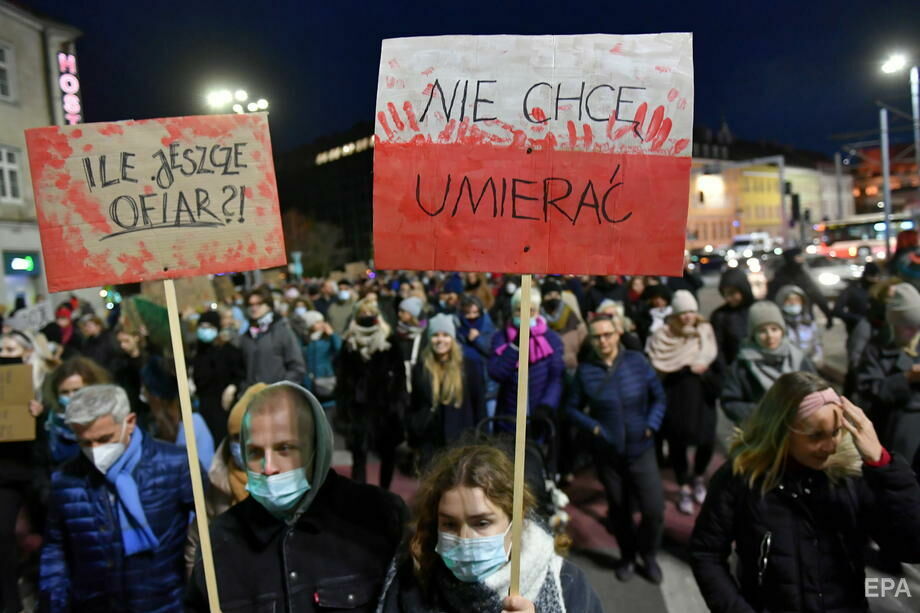 "Більше жодної". У Польщі після смерті вагітної, якій лікарі відмовилися робити аборт, відбулися масові протести. Фоторепортаж 22