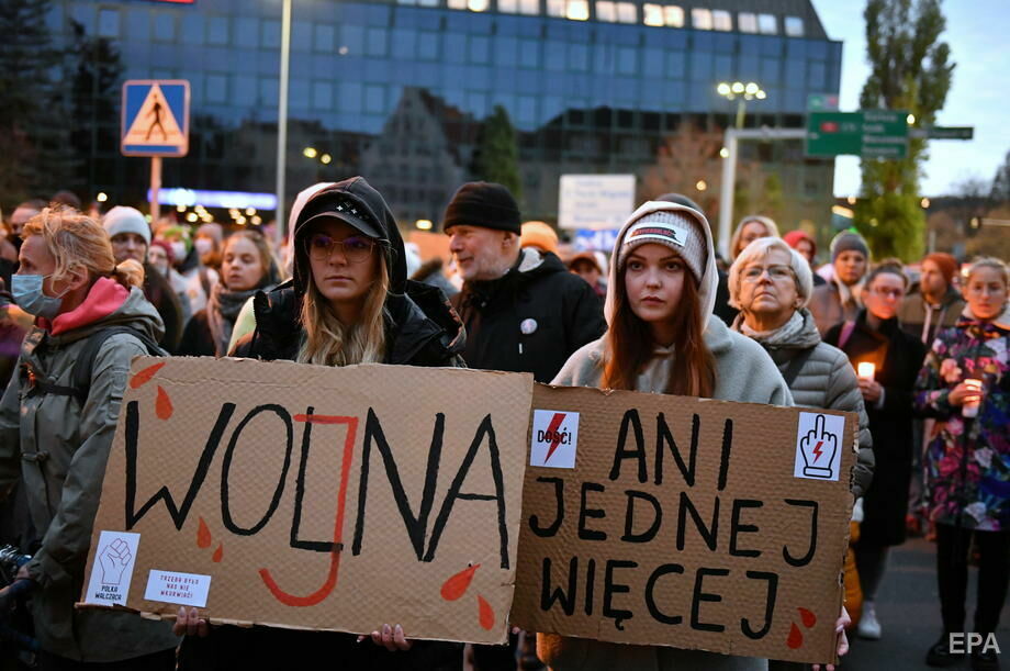 "Більше жодної". У Польщі після смерті вагітної, якій лікарі відмовилися робити аборт, відбулися масові протести. Фоторепортаж 23
