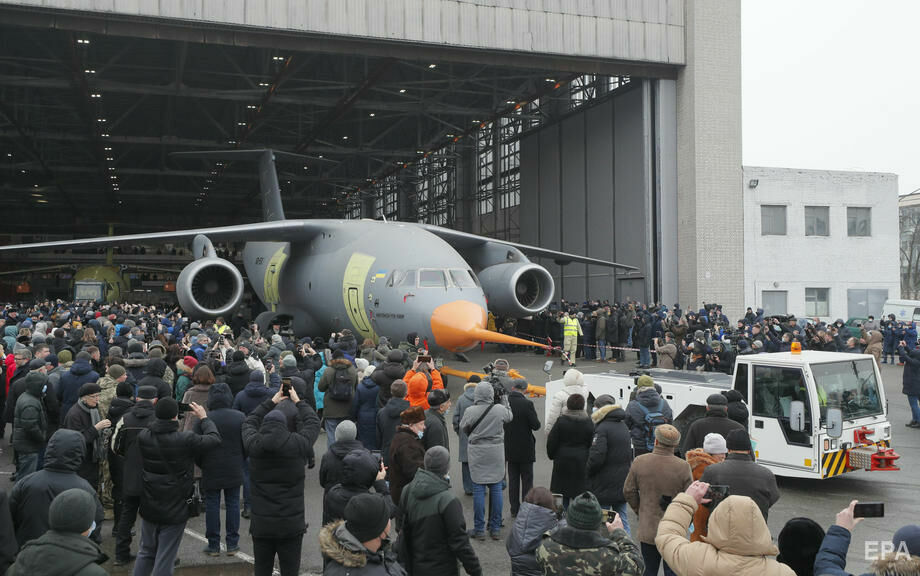 "Антонов" презентував свій перший військово-транспортний літак. Фоторепортаж 5