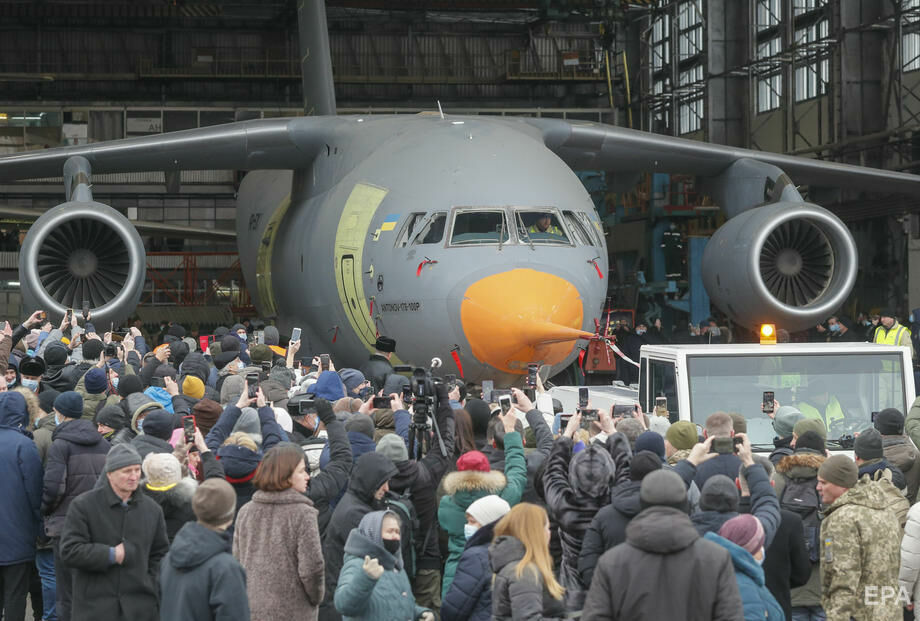 "Антонов" презентував свій перший військово-транспортний літак. Фоторепортаж 10