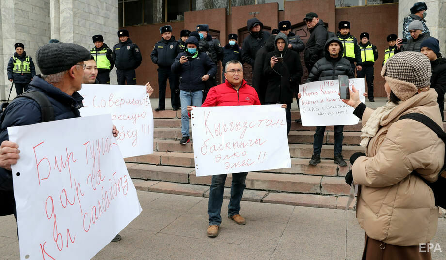 "Не робіть із наших солдатів катів та інтервентів". У Бішкеку протестували проти відправлення військових до Казахстану. Фоторепортаж 1