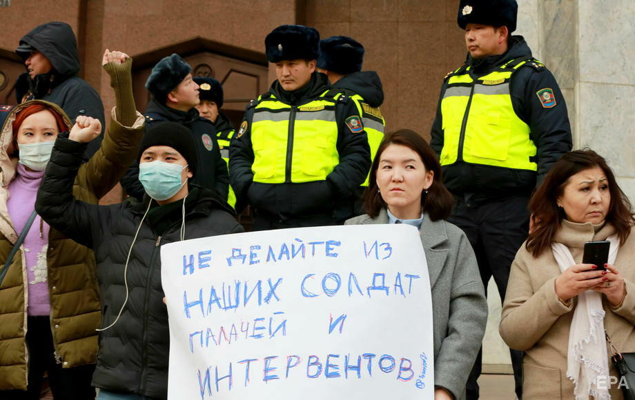"Не робіть із наших солдатів катів та інтервентів". У Бішкеку протестували проти відправлення військових до Казахстану. Фоторепортаж 9