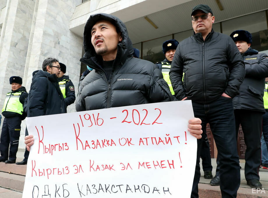 "Не робіть із наших солдатів катів та інтервентів". У Бішкеку протестували проти відправлення військових до Казахстану. Фоторепортаж 11