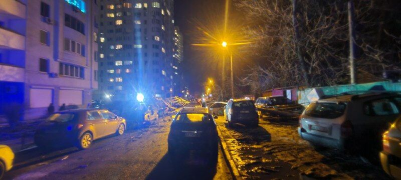 В Киеве ветер повалил массивное дерево и столб на автомобили. Погиб человек, десяток авто повреждены. Фоторепортаж 8
