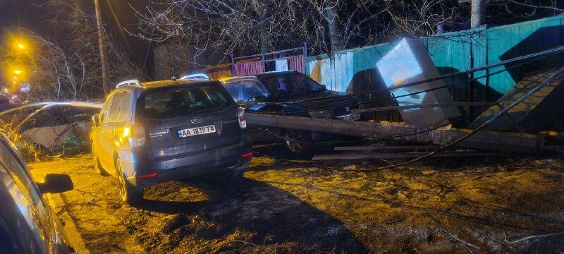 В Киеве ветер повалил массивное дерево и столб на автомобили. Погиб человек, десяток авто повреждены. Фоторепортаж 12
