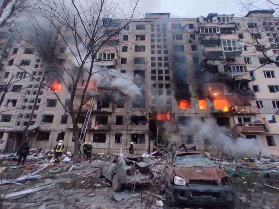 Двое погибших, 16 раненых, поврежденные дома, сожженный транспорт. Последствия обстрела Киева. Фоторепортаж 1