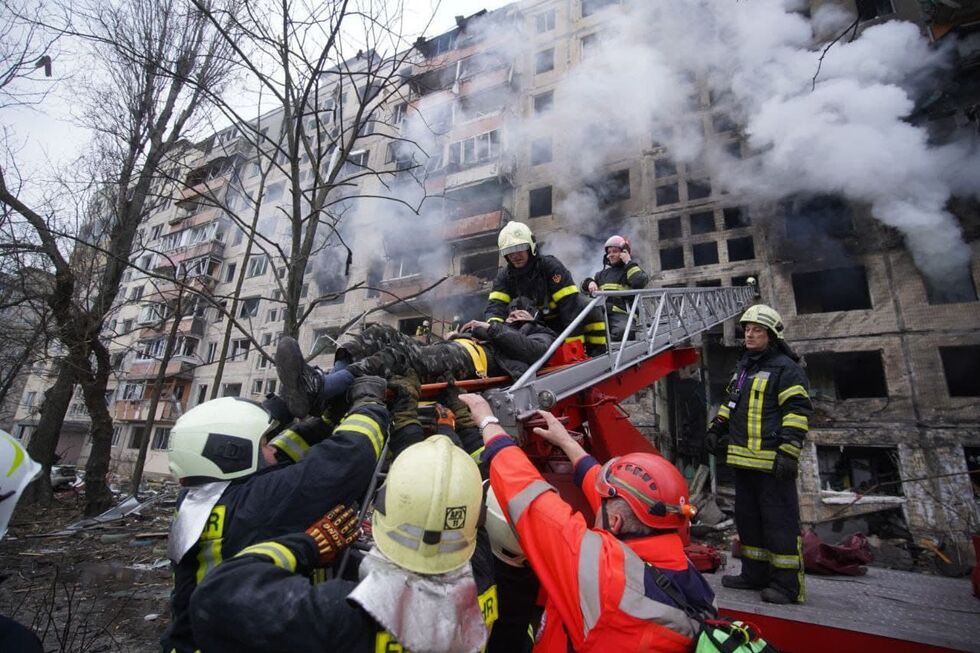 Двое погибших, 16 раненых, поврежденные дома, сожженный транспорт. Последствия обстрела Киева. Фоторепортаж 3